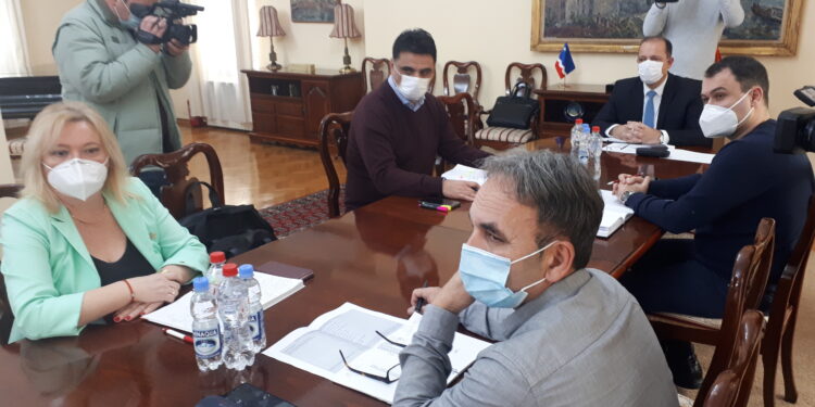 Pritisak na respiratornu jedinicu i dalje veliki