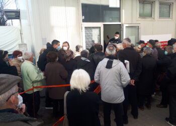 Gužva ispred sale za vakcinaciju