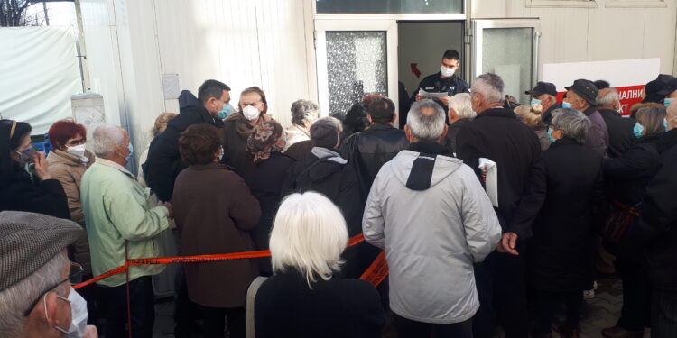 Gužva ispred sale za vakcinaciju
