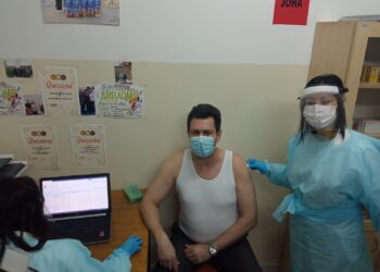 Počela masovna vakcinacija, vakcinisali se gradonačelnik i direktor Zavoda za javno zdravlje