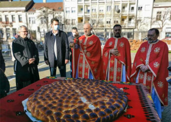Lomljenje božićne česnice u crkvi Svetih apostola Petra i Pavla