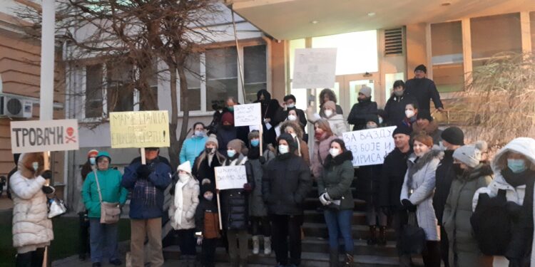 Ispred zgrade Gradske uprave održan protest zbog zagađenog vazduha