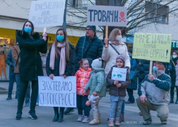 Obećanja nisu ispunjena, poručile Mame Šapca u protestnoj šetnji