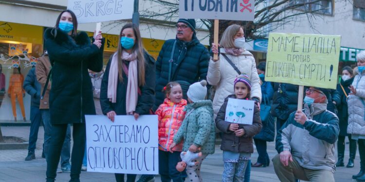 Obećanja nisu ispunjena, poručile Mame Šapca u protestnoj šetnji