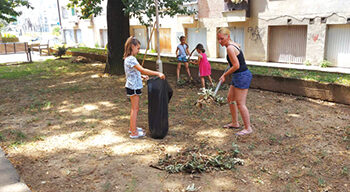 Komšije same čiste parkić od posledica nevremena
