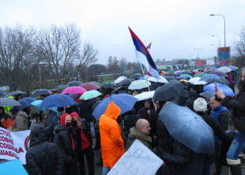 Nastavljeni protesti – nekoliko stotina ljudi na Novom mostu u Šapcu