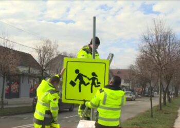 Postavljeni novi saobraćajni znakovi ispred OŠ „Stojan Novaković“  