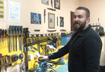 Marko ima neobičan hobi: ručno pravi noževe