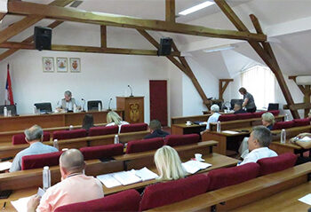 Materije sivo – bele boje plutaju po površini Zvorničkog jezera