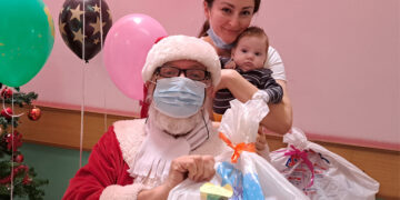 Deda Mraz stigao na dečije odeljenje