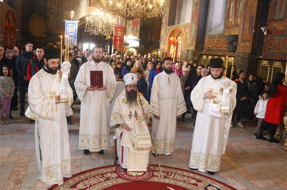 Lomljenje božićne česnice u porti Saborne crkve Svetih apostola Petra i Pavla