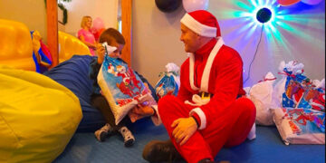 Pokloni za decu iz Udruženja „Živimo zajedno”