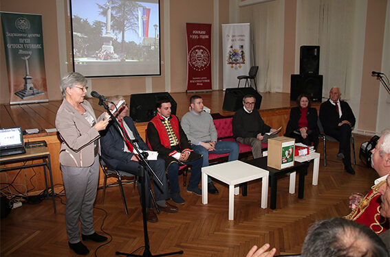 Vi unuci mali, skupljajte se često, jer vas seni zovu na to sveto mesto