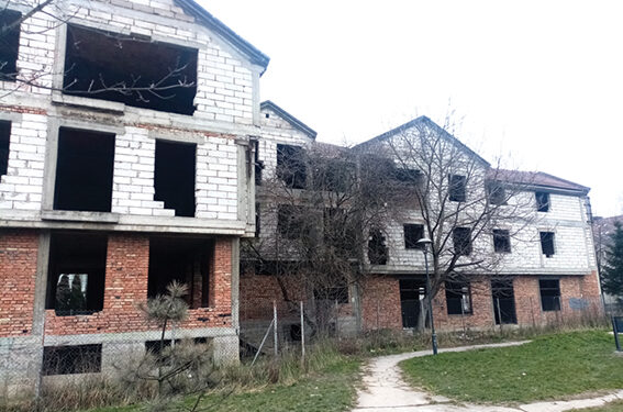 Dom izviđača  okovan žicom