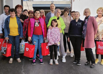 „Štark“ darivao deci slatkiše
