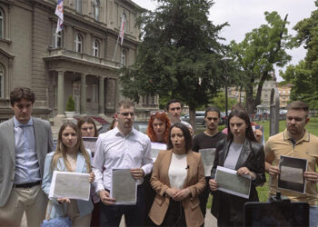 Predstavnici omladina opozicionih stranaka predali poruke građana predsedniku Vučiću