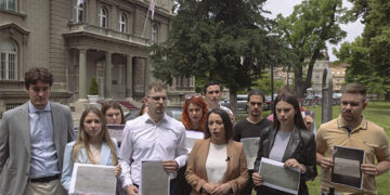 Predstavnici omladina opozicionih stranaka predali poruke građana predsedniku Vučiću
