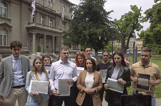 Predstavnici omladina opozicionih stranaka predali poruke građana predsedniku Vučiću
