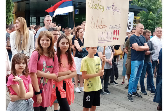 I deca na protestima