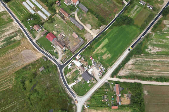 Asfaltirano pet ulica ukupne dužine 1.800 metara