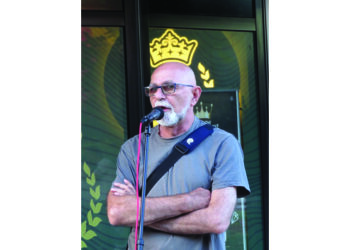 Konobar koji peče girice