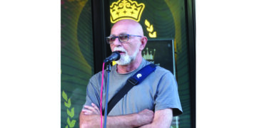 Konobar koji peče girice