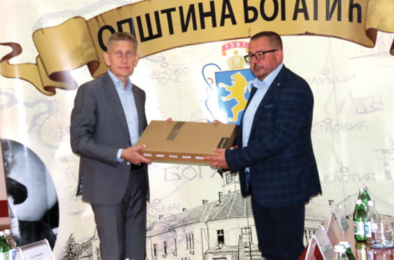 Na poklon 20 laptopova