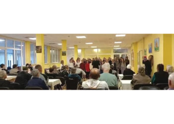Hor OŠ „Jevrem Obrenović“ gostovao u Gerontološkom centru