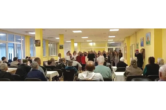 Hor OŠ „Jevrem Obrenović“ gostovao u Gerontološkom centru