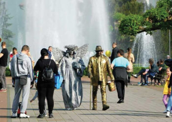 Etno bazar, Ratarske sveće, ulični zabavljači