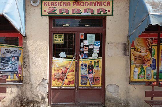 Zatvorena trgovna u Žabaru (2)