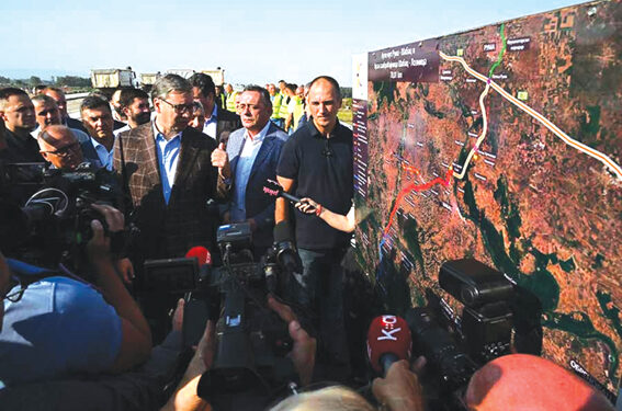 Predsednik Republike Srbije Aleksandar Vučić obišao je radove na brzoj saobraćajnici do Loznice