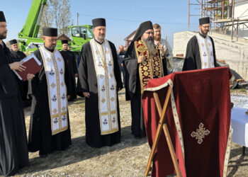 Episkop Jerotej osveštao krstove za hram u Cerovcu
