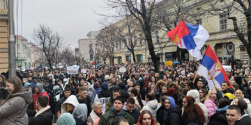 Nekoliko hiljada Šapčana na ulici
