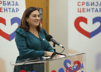 Metlom su blokirali vrata zgrade Gradske uprave Šapca, nisu ni svesni da je vreme za veliko čišćenje