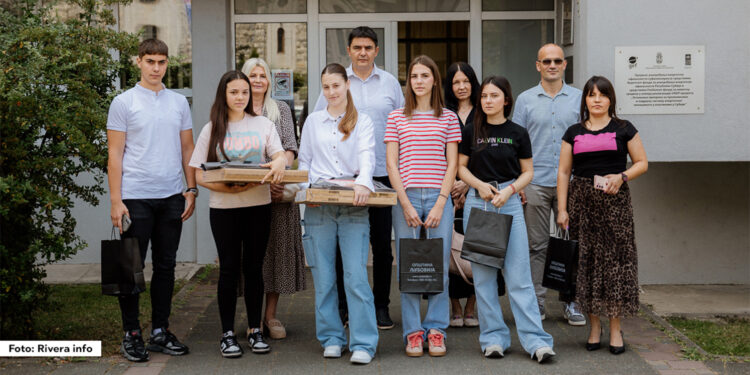 Đaci generacije i vukovci dobili računare