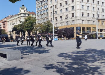 Ko će oprati prljave značke?!