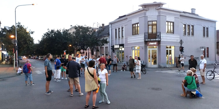 Ko se to nama igra „direktne demokratije“ u Šapcu