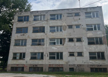 Zaboravljena bela zgrada ozbiljne kvadrature na Savi, sakrivena iza gustog drveća