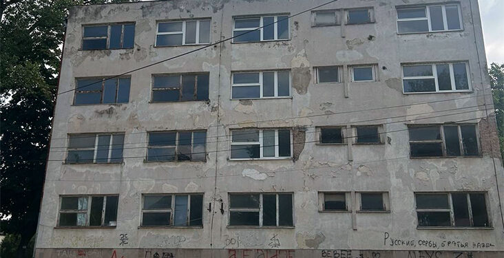Zaboravljena bela zgrada ozbiljne kvadrature na Savi, sakrivena iza gustog drveća