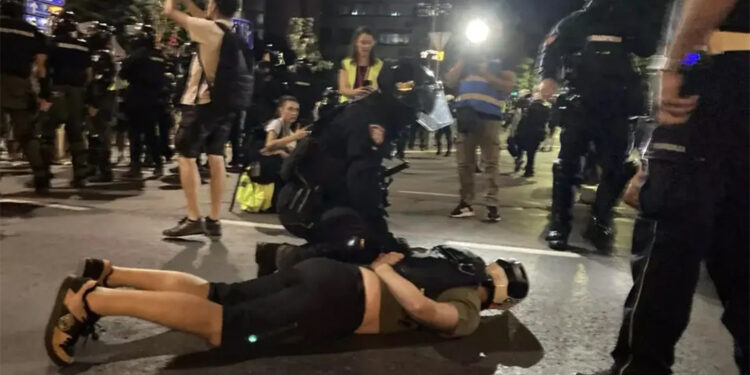 Novi nivo nasilja nad novinarima – juriš batinaša SNS, policija opet ne reaguje