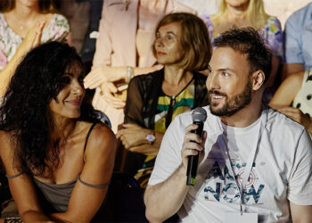 Posle više od 10 godina, nekada najpopularnija pop pevačica u regionu – zablistala na festivalskoj sceni „Bisera Jadrana“ u Tivtu