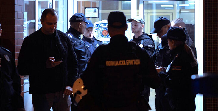 Brutalno privođenje Luke Pešića – pokušaj da se zastraše reporteri koji izveštavaju sa protesta