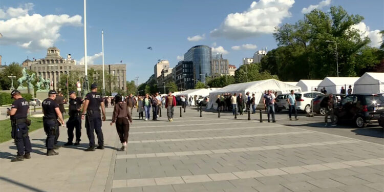 Da li je prostor ispred skupštine privatni posed i ko izdaje dozvole za ulazak