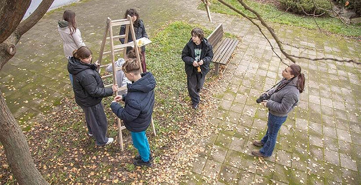 Učenici pomažu pticama u hladnim danima