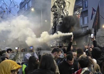 Protest „Valjevo pamti“ okupio građane ispred Valjevske gimnazije