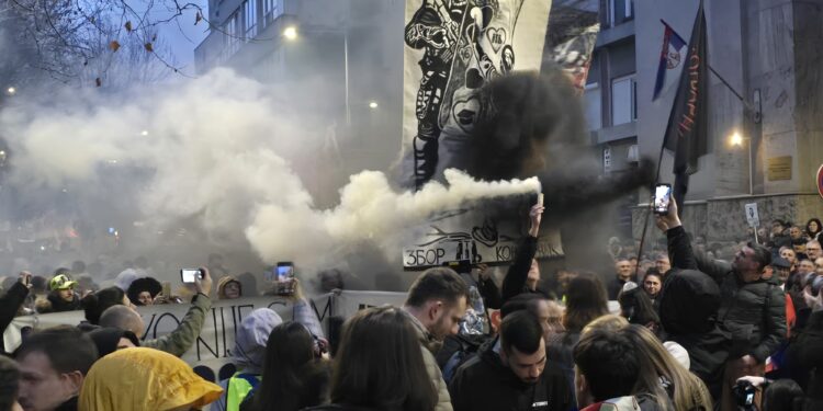 Protest „Valjevo pamti“ okupio građane ispred Valjevske gimnazije