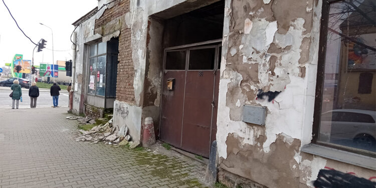 Problem nije u tome što fasade otpadaju već što to više nikoga ne uznemira