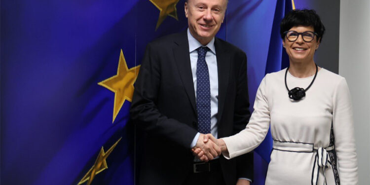 Teški udari na Vučićev režim