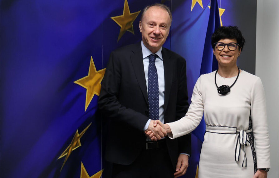 Teški udari na Vučićev režim